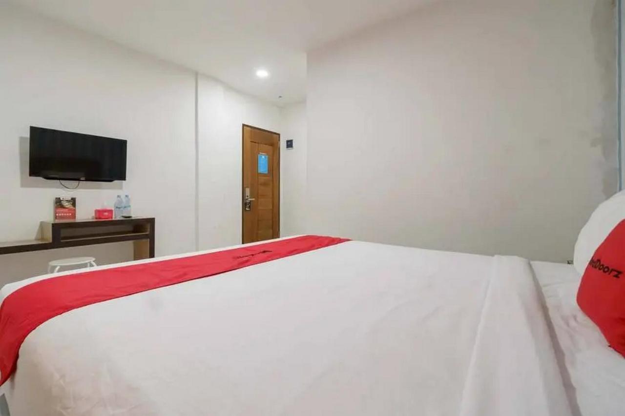 Reddoorz Plus @ Cemara Asri Medan Buitenkant foto