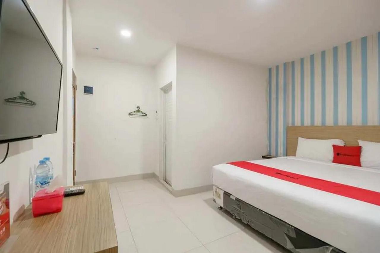 Reddoorz Plus @ Cemara Asri Medan Buitenkant foto
