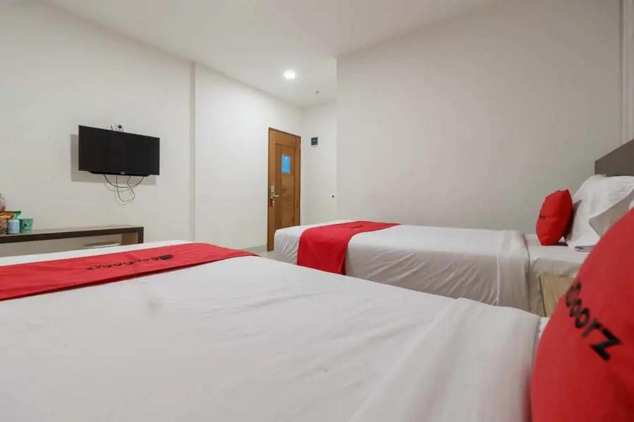 Reddoorz Plus @ Cemara Asri Medan Buitenkant foto