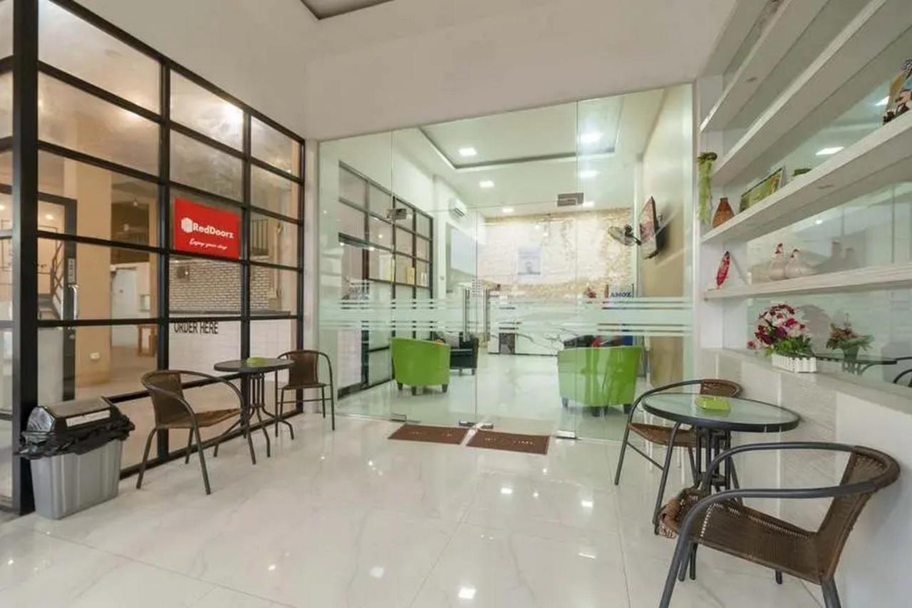 Reddoorz Plus @ Cemara Asri Medan Buitenkant foto